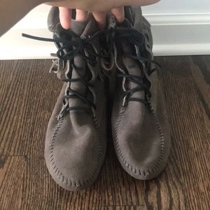 Minnetonka Tramper Boot Size 8 Grey